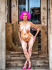 Gilf Pics – An Old Lady with Red Skin and Covered in Pink Flesh